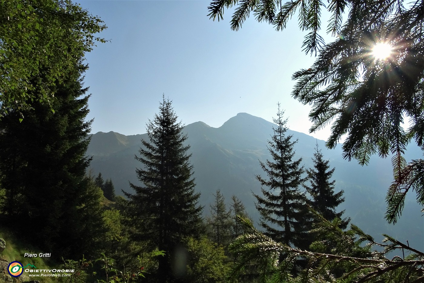 16 In controluce mi compare il profilo del Monte Valegino che vado a salire.JPG